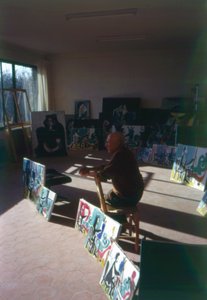 Pablo Picasso (1881-1973) in seinem Atelier umgeben von seiner Serie Le peintre et son modele von French Photographer